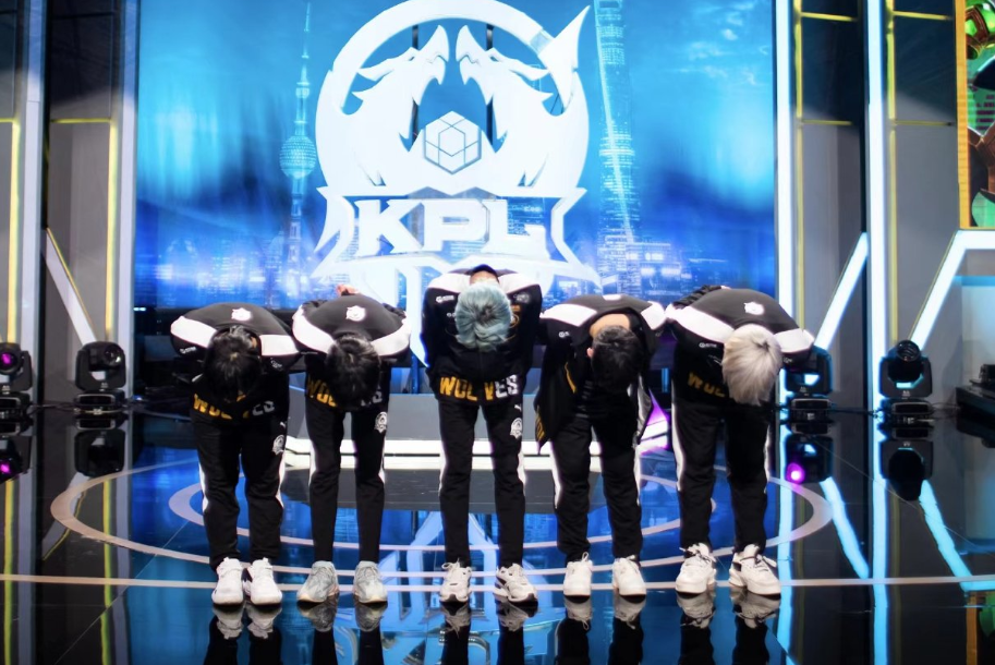 LPL 明天的首发阵容： Karis 和 xqw 在中路进行单挑